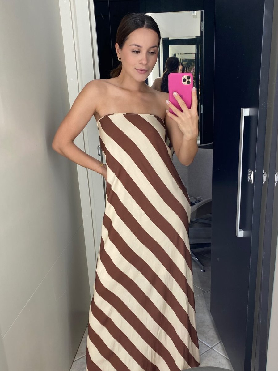 Vestido longo listrado em marrom e off-white